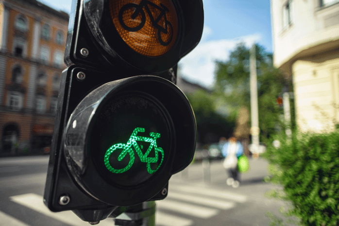 shutterstock_1235608609-biking-mobility-transport-street-traffic-light-bike-reduced
